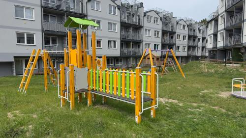 DebinaにあるApartamenty Dębinaのアパートの前の遊び場