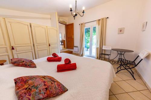 En eller flere senge i et værelse på Le Cabanon by Pinarello Villa Services