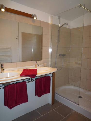 une salle de bain avec un lavabo, une douche et une baignoire dans l'établissement Canopee by Pinarello Villa Services, à Zonza