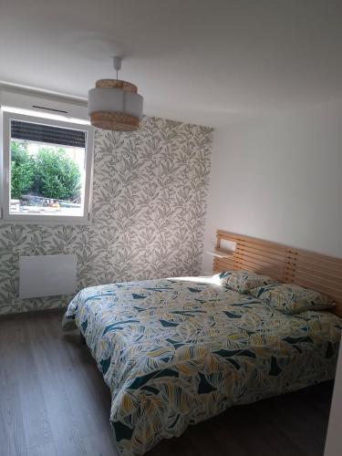 a bedroom with a bed and a window at ON SAINT VIT!! magnifique T3 70m2 neuf in Saint-Vit