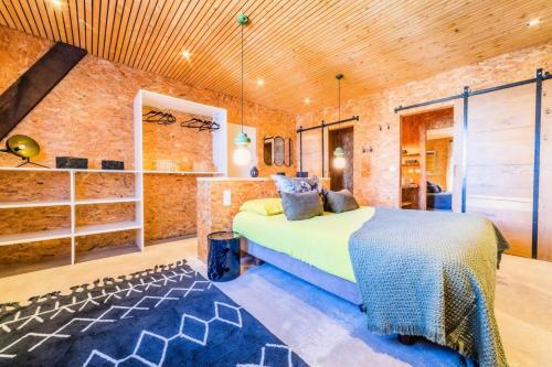 une chambre avec un lit et un mur de briques dans l'établissement Gîte de France La cachette 5 épis - Gîte de France 10 personnes MAE-1313, à Brive-la-Gaillarde