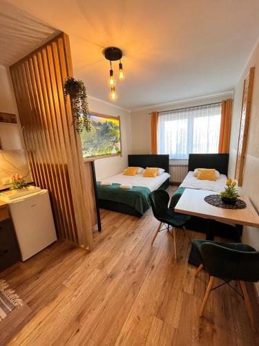 Ένα ή περισσότερα κρεβάτια σε δωμάτιο στο Widokowy Apartament - Pokoje Gościnne