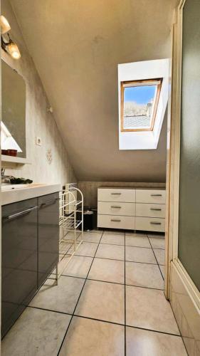 une cuisine avec un évier et une fenêtre dans l'établissement Gîte de France Les saulieres 3 épis - Gîte de France 10 personnes MAE-1323, à Monceaux-sur-Dordogne