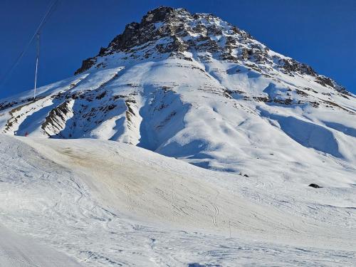 a snow covered mountain with a snow covered mountain at Hameau Des Aiguilles vue sur pistes in Albiez-Montrond