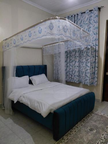 Una cama o camas en una habitación de SharkEmpire