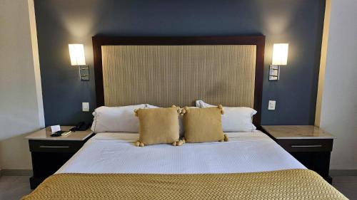 a large bed in a bedroom with blue walls at Casa Francisco in Cuernavaca