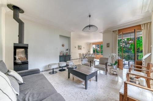 un salon avec un canapé et une cheminée dans l'établissement Villa Les sabines - Welkeys, à Écully