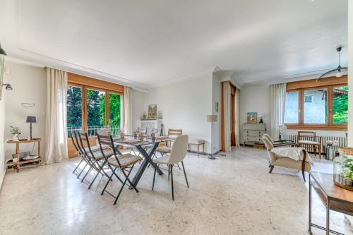 une salle à manger avec une table et des chaises dans l'établissement Villa Les sabines - Welkeys, à Écully