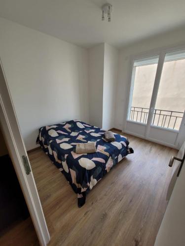 une chambre avec un lit dans une pièce blanche dans l'établissement Votre cocon marseillais 3 chambres dans le centre, à Marseille