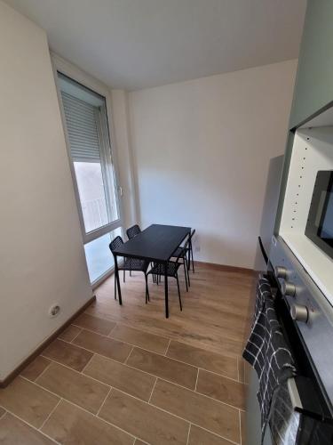 une salle à manger avec une table et une cuisine dans l'établissement Votre cocon marseillais 3 chambres dans le centre, à Marseille