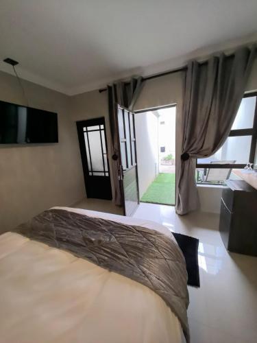 Katil atau katil-katil dalam bilik di Bryanston Palms Accommodation