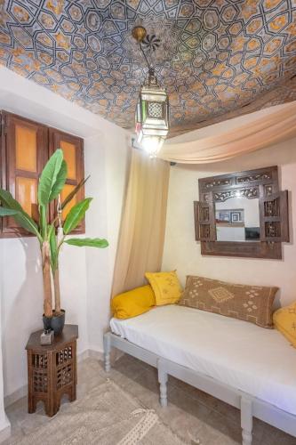 un salon avec un canapé et un plafond orné d'une peinture dans l'établissement Le Jardin Secret - Suite Riad avec Balnéo, à Carpentras