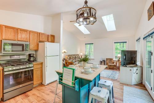 Dapur atau dapur kecil di Wooded Country Home with Spacious Deck in Farwell!