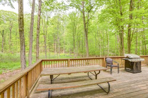 Gambar di galeri bagi Wooded Country Home with Spacious Deck in Farwell! di Farwell