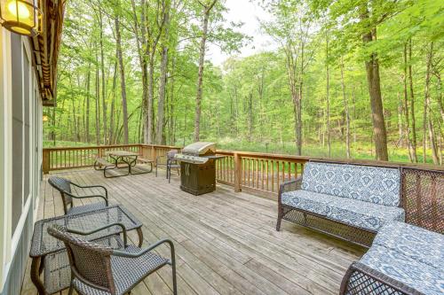 Balkoni atau teres di Wooded Country Home with Spacious Deck in Farwell!