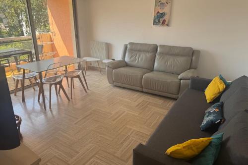 un salon avec un canapé et une table dans l'établissement Bright T2 apartment 11 minutes from the beach, à Cagnes-sur-Mer
