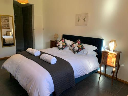 une chambre avec un lit avec deux oreillers dessus dans l'établissement Les Rouges Terres Gites - La Laterie, à Saint-Amand