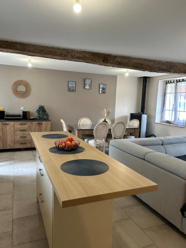 une cuisine avec une table avec un bol de fruits dessus dans l'établissement Maison avec cour, à Villefranche-Sur-Cher