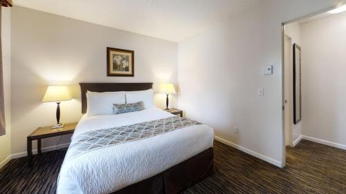 Voodi või voodid majutusasutuse Recreation Inn and Suites Kelowna toas