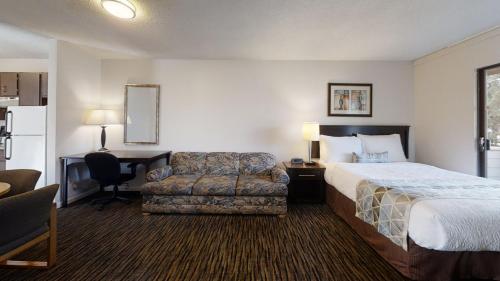 Un pat sau paturi într-o cameră la Recreation Inn and Suites Kelowna
