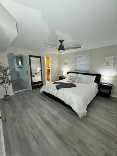 a bedroom with a large bed and a ceiling at Beautiful house with jacuzzi near AnnaMariaIsland in Bradenton