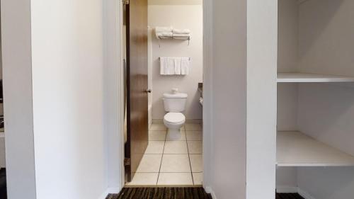 Vannituba majutusasutuses Recreation Inn and Suites Kelowna