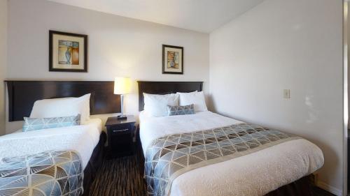 Voodi või voodid majutusasutuse Recreation Inn and Suites Kelowna toas