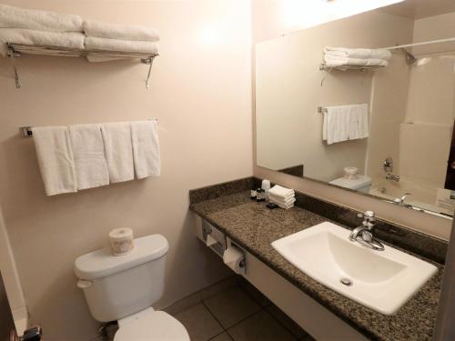 Vannituba majutusasutuses Recreation Inn and Suites Kelowna