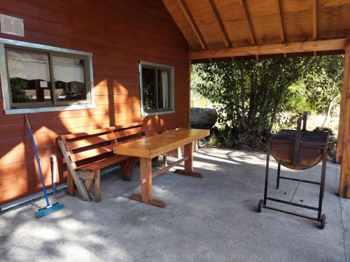 Cabaña para 6 personas camino a Termas de Chillánにあるバルコニーまたはテラス