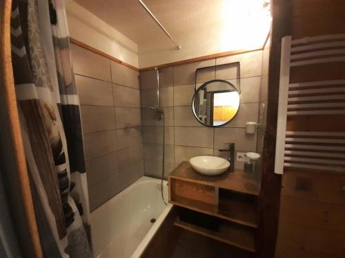 une salle de bain avec un lavabo, un miroir et une baignoire dans l'établissement Résidence Thabor A - Studio pour 4 Personnes MAE-3573, à Modane