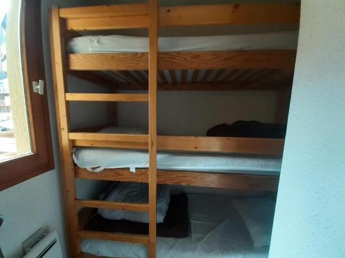 une chambre avec lits superposés en bois avec dans l'établissement Résidence Thabor A - Studio pour 4 Personnes MAE-3573, à Modane