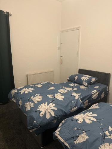 Ένα ή περισσότερα κρεβάτια σε δωμάτιο στο Crumpsall, Manchester