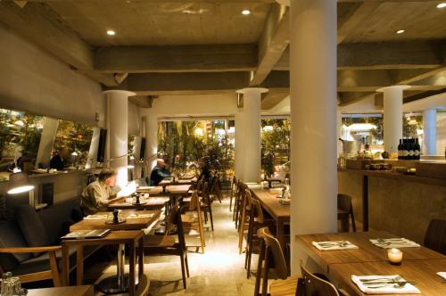 En restaurant eller et andet spisested på Habita, Mexico City, a Member of Design Hotels
