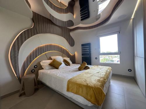 une chambre avec un grand lit avec une tête de lit en bois dans l'établissement Le Bb Port Nature Coursives, au Cap d'Agde