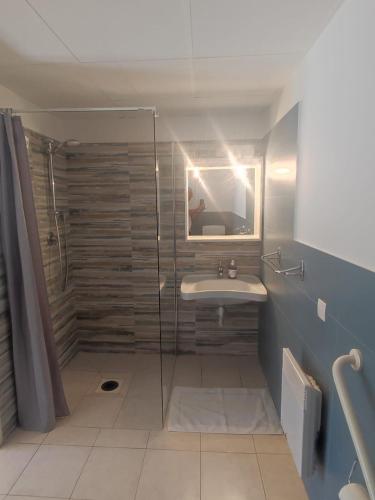 une salle de bain avec une douche, un lavabo et un miroir dans l'établissement Gran Cap Apartment, à Roquebrune-Cap-Martin
