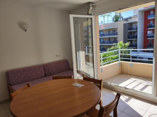 un salon avec une table et un canapé dans l'établissement Gran Cap Apartment, à Roquebrune-Cap-Martin
