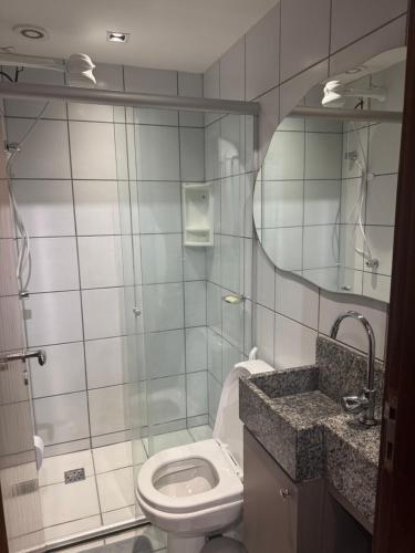 een badkamer met een toilet en een spiegel bij Apto moderno, aconchegante e bem localizado, próximo a P Federal, ENAP, LBV, Aeroporto na Asa Sul - Brasília in Brasilia