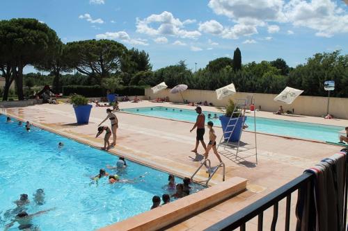 un groupe de personnes dans une piscine dans l'établissement wellstay, à Montpezat