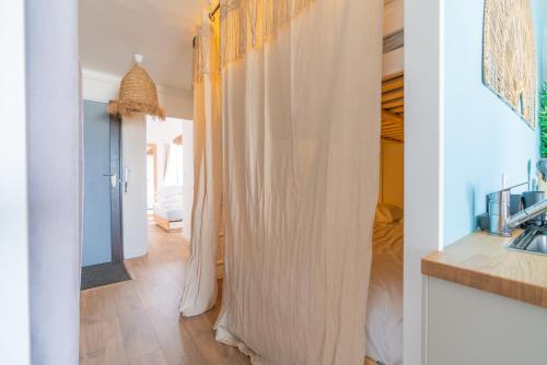 un couloir avec des rideaux dans une maison dans l'établissement Bleu Camargue, au Grau-du-Roi
