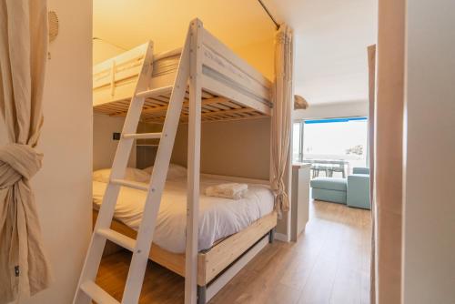 Ce lit superposé se trouve dans un dortoir avec une échelle. dans l'établissement Bleu Camargue, au Grau-du-Roi