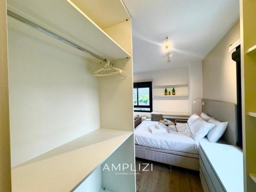two pictures of a bedroom with a bed and a room at Nine Amplizi in Porto Alegre