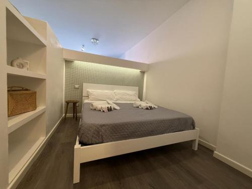 una camera da letto con un letto con due cuscini sopra di IL CORSO apartment a Cesena