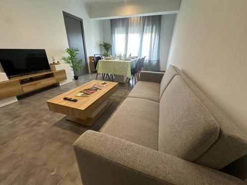 a living room with a couch and a coffee table at Moderno apartamento en pueblo tranquilo Navàs Barcelona in Navás