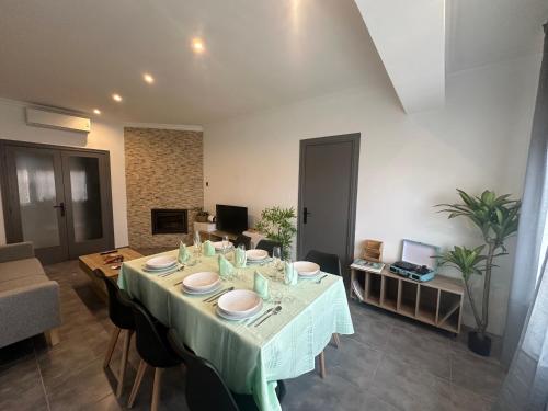 a living room with a table with a green table cloth at Moderno apartamento en pueblo tranquilo Navàs Barcelona in Navás