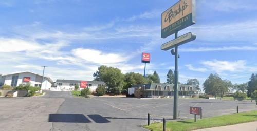 a street sign in a parking lot in front of a store at Econo Lodge in Idaho Falls