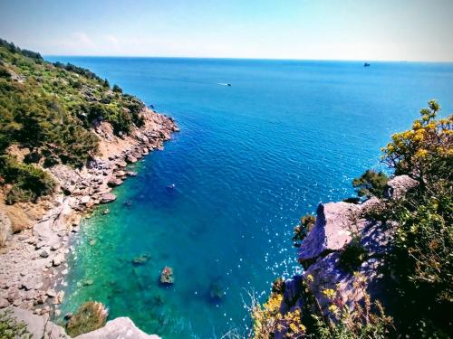 a view of the ocean from a cliff at La Casa nel Carobio in Ameglia