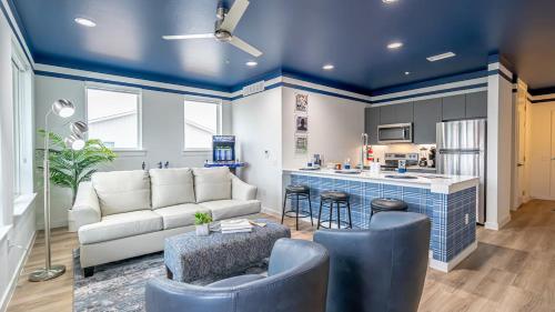a living room with a couch and a kitchen at The Rambler Inn in Arlington