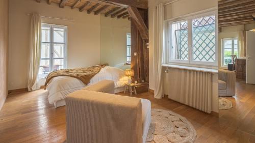 - une chambre avec un lit, un canapé et des fenêtres dans l'établissement L'Instant Cathédrale 2 - Hypercentre - 2 pers, à Troyes