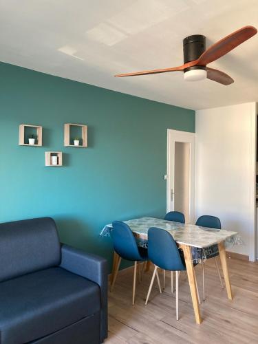 un salon avec un canapé, une table et des chaises dans l'établissement Appartement 50m de la plage Saint Hilaire de Riez, à Saint-Hilaire-de-Riez