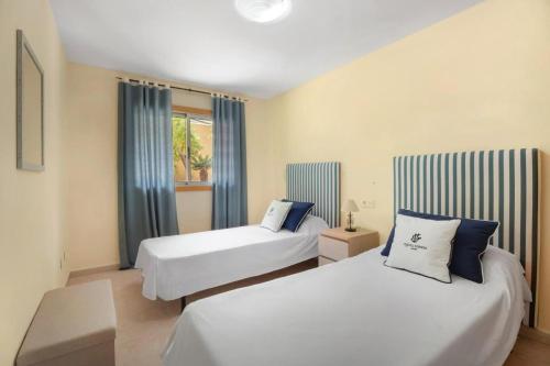 a bedroom with two beds and a window at AleAnto Playa in El Médano